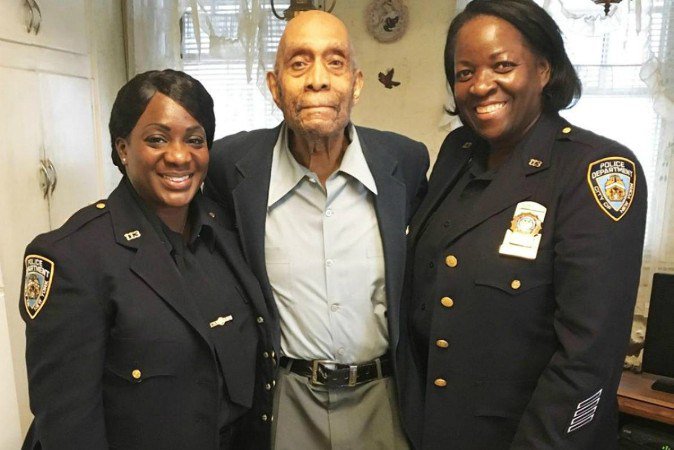 WideBlueLine's tweet image. Retired NYPD Detective with no family passed away at 92 Officers Claim their brother wideblueline.com/2016/06/18/ret…