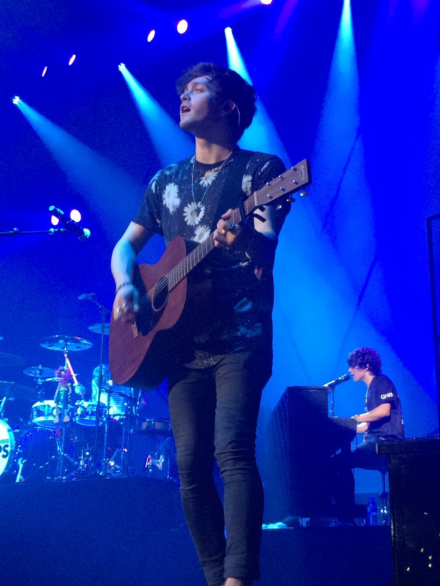 favconnorpics's tweet photo. I love seeing him on stage! (my pics😋) 🎸 https://t.co/L9tWKyuuEE