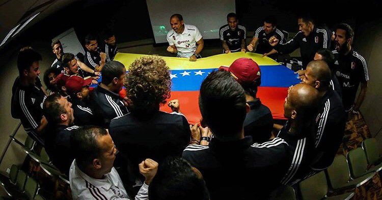 baldeism's tweet photo. que bonito es verlos así con la bandera, aparte vean sus caras #ChalequeoConLaVinotinto https://t.co/znULzDyZHn