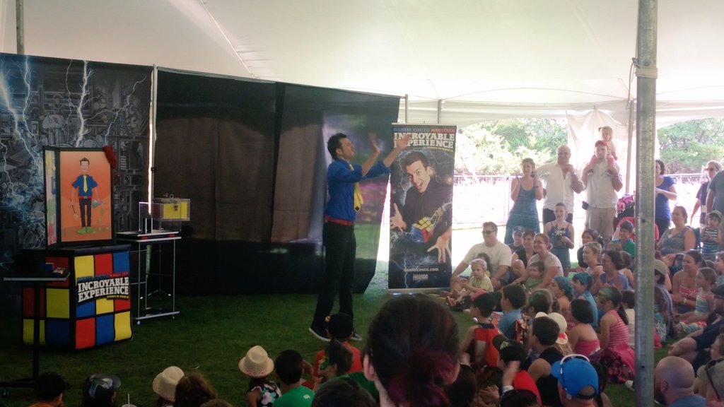 Jdupuis_prof's tweet photo. Il fait chaud sous la tente avec @danielcoutu au @FestivalFranco, magie et humour au rdv. #ffo2016 #FFO41 https://t.co/g4ADs1AaIU