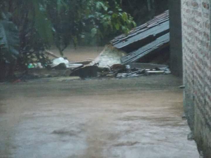 #jogja <a href="/LintasKebumen/">LINTAS KEBUMEN</a> Kondisi saat banjir bandang Sungai Kretek di Ds Jatiroto Kec Buayan #Kebumen sore tadi.