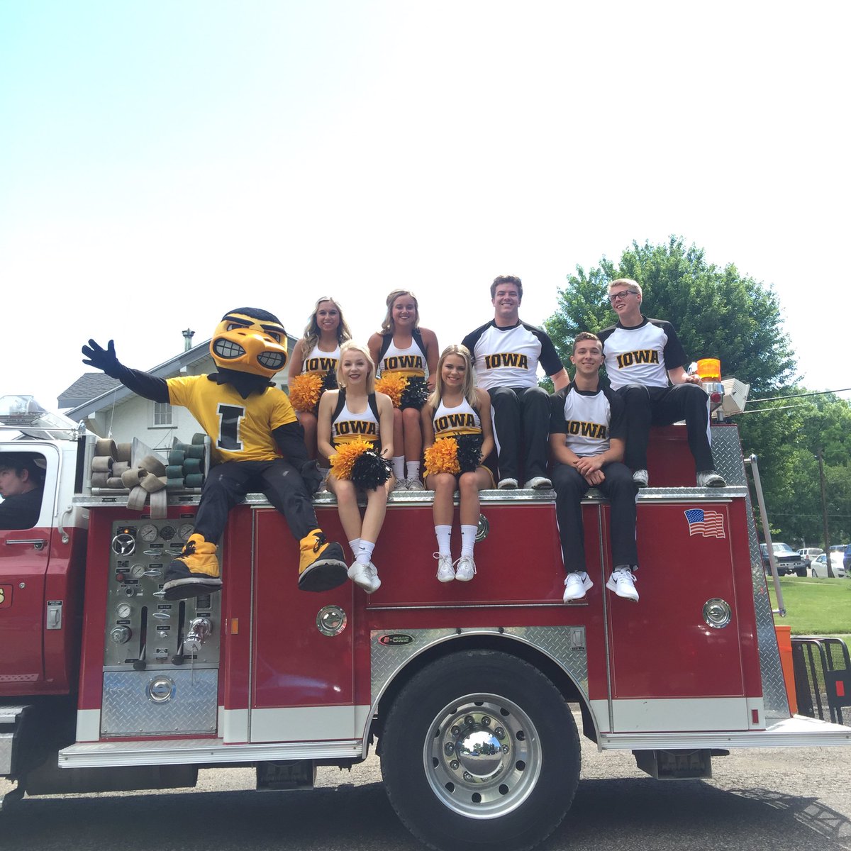 statecenterDA's tweet image. This is a tough act to follow at the @SCRoseFestival parade! #GoHawkeyes!