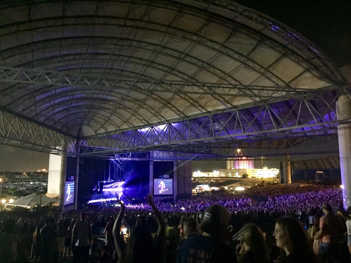 allison_rose27's tweet photo. I usually don't go to country concerts, but when I do its with my best friend and Keith Urban 🎤 https://t.co/glLedGSr3D