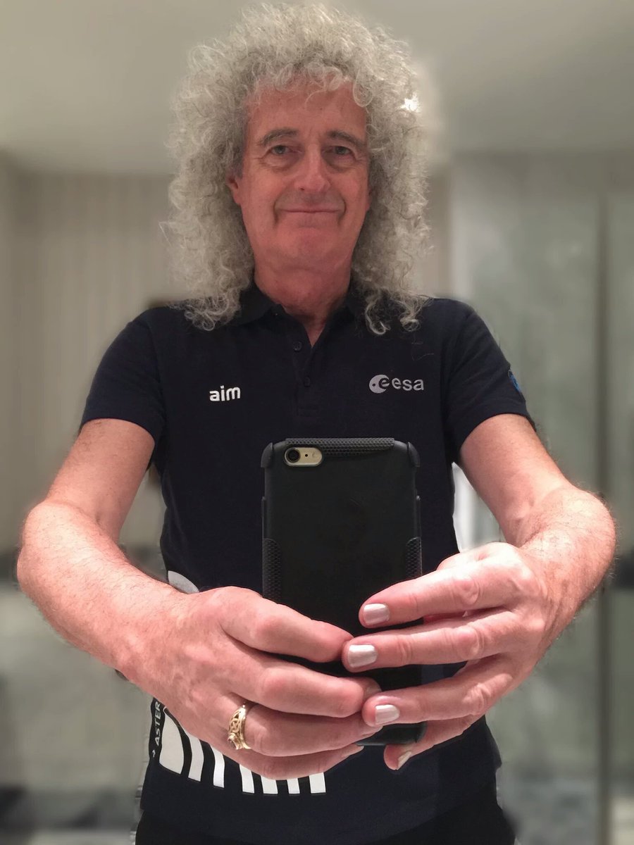 BrianMayBR's tweet photo. Parece que alguém está aprendendo a tirar selfies!!! Tenham um bom sábado https://t.co/nGL2xHlxs0