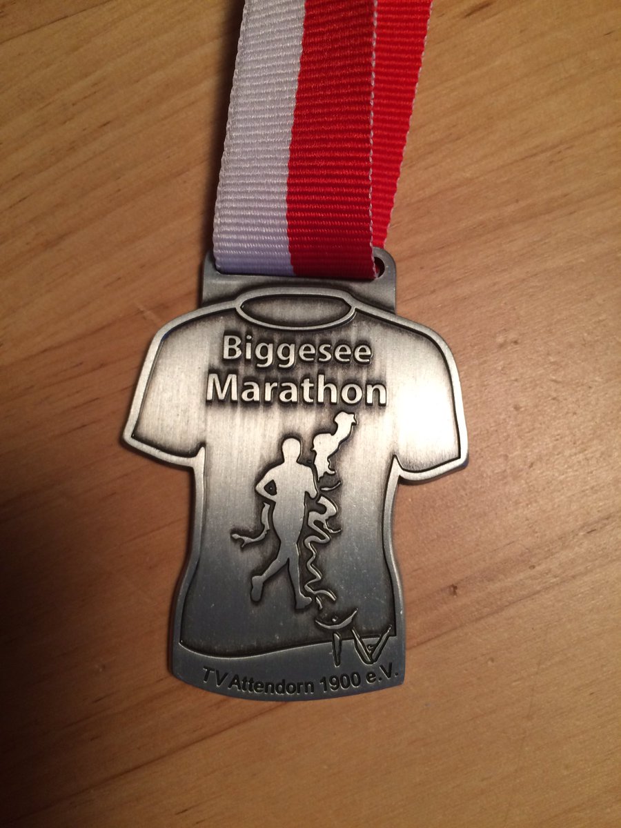 ankemirei's tweet image. Heute muss man mir das Grinsen aus dem Gesicht schlagen. First medal ever! #biggeseemarathon #leuchtturmrunde
