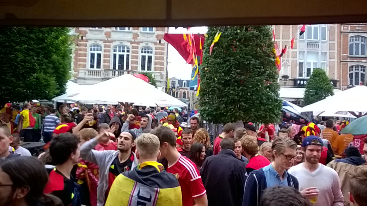 QJemine's tweet photo. Leuven viert feest voor de @BelRedDevils #BELIRL 
Bedankt @RomeluLukaku9 en @axelwitsel28 voor de leuke zaterdag! https://t.co/fKp4hxJ1Hu