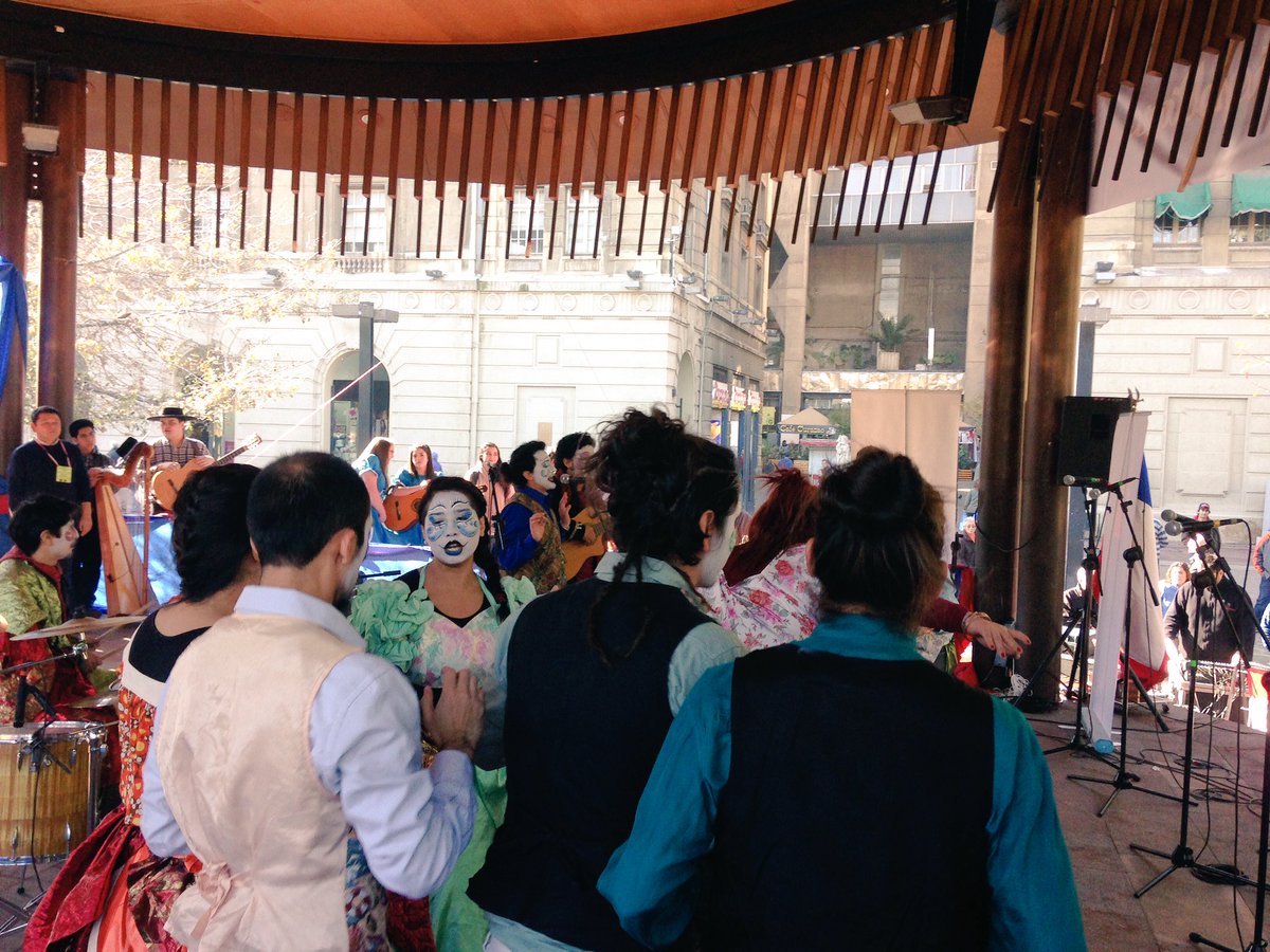 Culturas_RM's tweet photo. Con la murga #Antiburga comienza "Cuecas y Folklore en mi plaza" en el odeón de la Plaza de Armas de @Muni_Stgo https://t.co/WIziNwDM1O