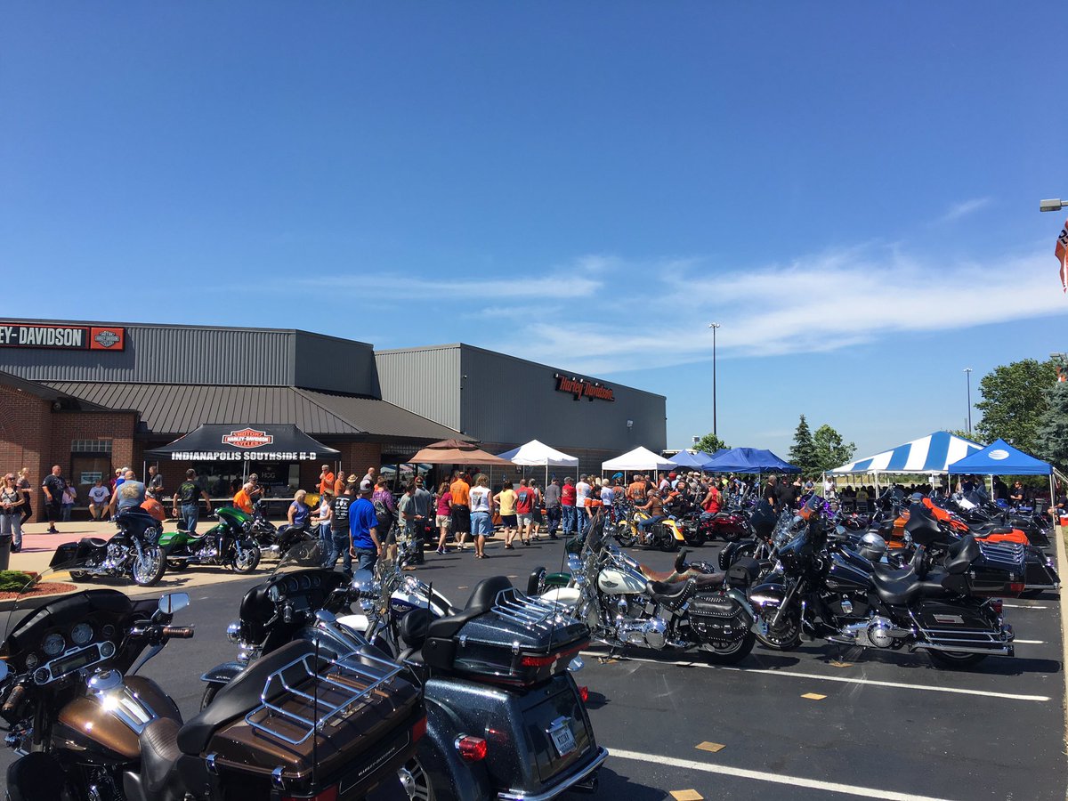 Kayyyyceee's tweet photo. #harleydavidson customer appreciation day! https://t.co/QOJyy6skrn