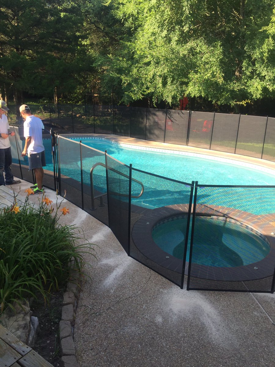 MaroonPoolsCo's tweet image. Safety first!! #wedoeverything #handsonbusiness #maroon pools