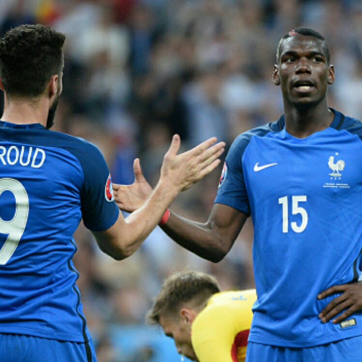 FADA2LOM's tweet photo. Pogba ne regarde pas Giroud dans les yeux ! A t-il un problème avec les blancs ? #TweetCommeLEquipe https://t.co/3vCZfqNw8u