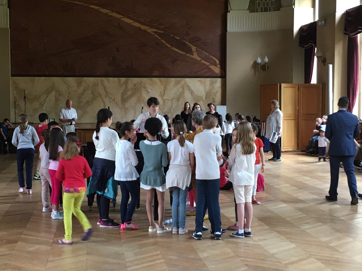 mon15e's tweet photo. Très belle fête de la jeunesse sur le parvis de la @mairie15. Rdv à 20h pour le concert Cc @Laurent_RACAPE #paris15 https://t.co/rOi7I0r7UN