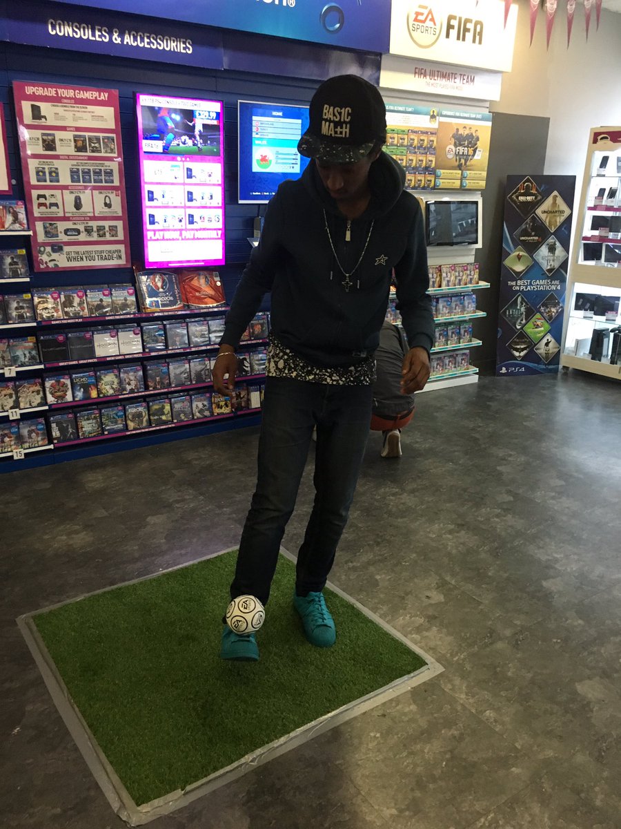 GAMELewisham's tweet photo. @BeatMakerXY showing off some of his skills #GAMEplaysPES https://t.co/tPliyvly1J