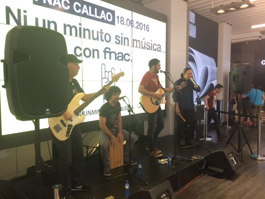 Hot Nasho en Marbella y <a href="/StreetWingsBand/">Street Wings</a> en Callao Madrid dejando muy claro que hoy no habrá #NiUnMinutoSinMúsica