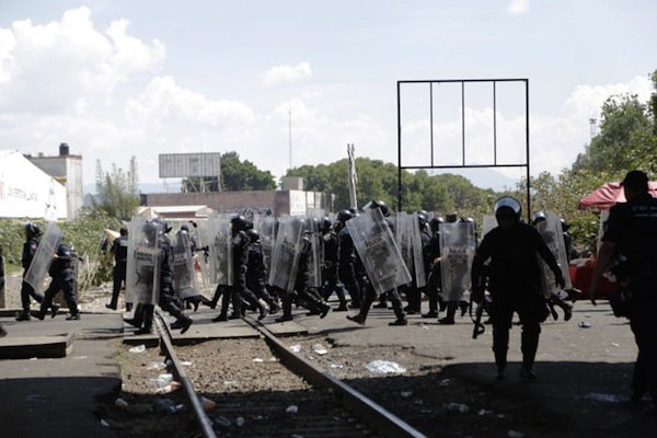 billieparkernot's tweet photo. Maestros apostados en vías del tren fueron retirados en Michoacán - https://t.co/nkHzMUhvW9 https://t.co/uqBD7BnXrN