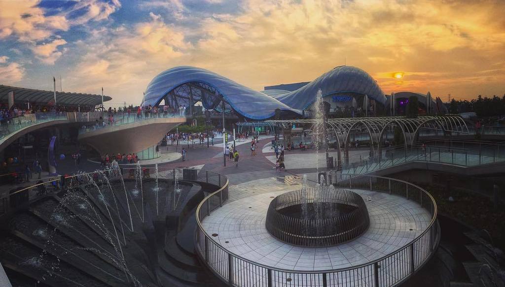 Tom_Bricker's tweet image. Sunset over TRON Lightcycle Power Run. #shanghaidisneyland #disney #iphobe ift.tt/24XP6td