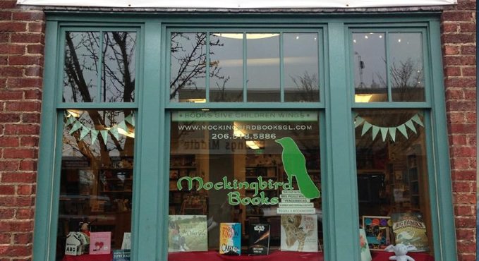 At 3p I'll be <a href="/mockingbirdbook/">Mockingbird Books</a> talking w @Eileenwriter about her awesome book &amp; llamas. (One of those is not true.)