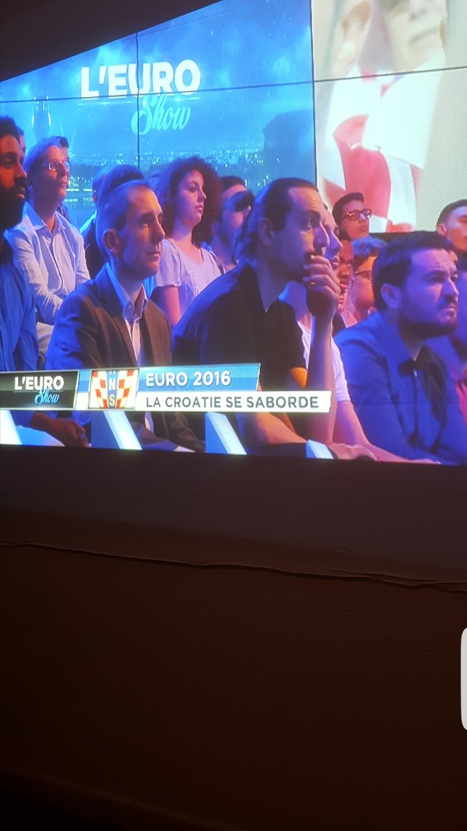 lesayres's tweet photo. Zlatan à l'Euro Show !! 😂 
#Zlatan #Ibrahimovic #SWE #EuroShow #EURO2016 #PSG #football https://t.co/5TjZI0nVe1