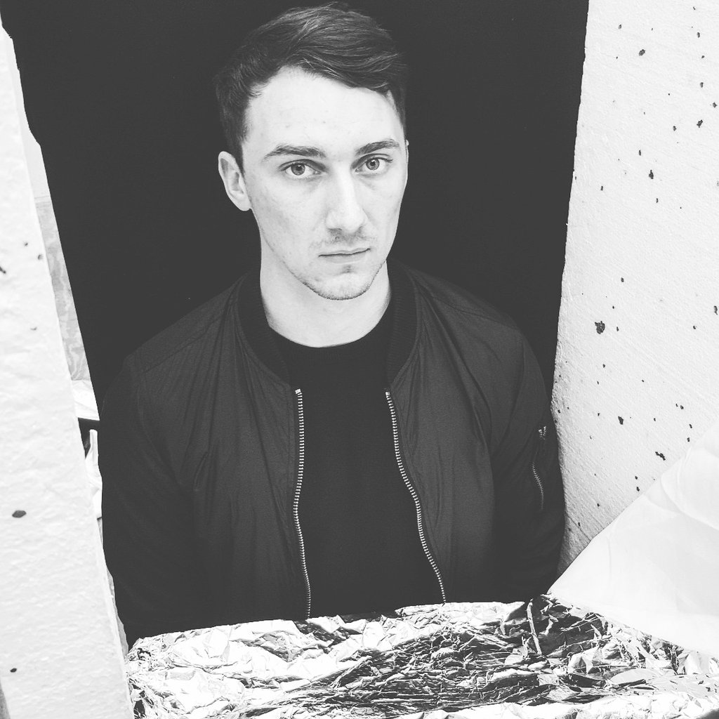 MP_Stills's tweet photo. No he's not lost a kebab, it's #actor Daniel Mellor here for his headshots #actorslife 

https://t.co/rZotNTQ6kr https://t.co/adhN0GJKpB