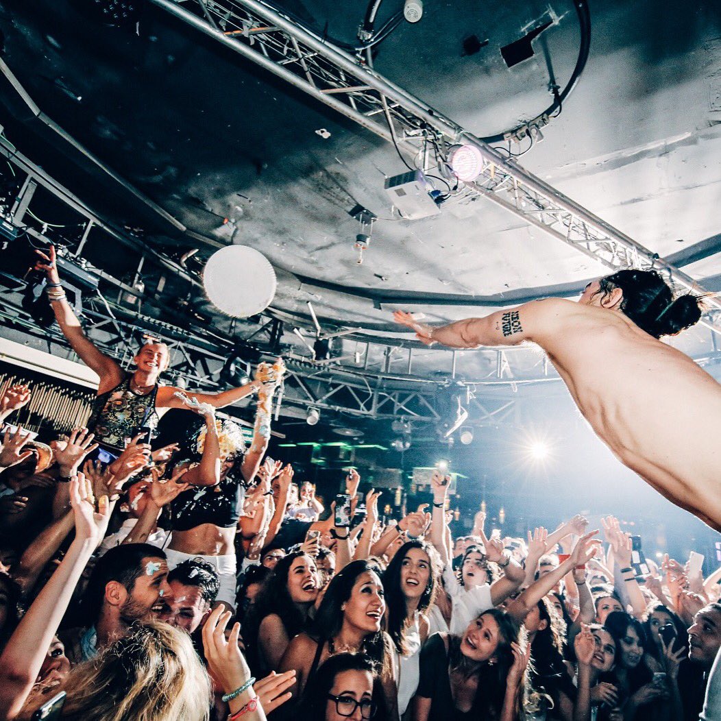 Like I always say everyone should get caked in the face at least once in their life 🎂😜🙋 #cakefaceseries https://t.co/QeKfcEekrN