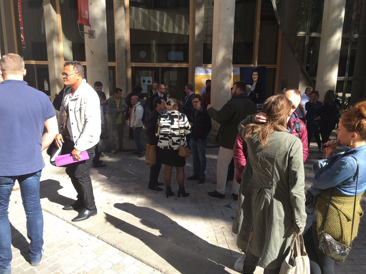 CotiserMieux's tweet photo. #CotiserMieux les échanges continuent sur le parvis, c'est bon signe ;) https://t.co/40a9w9JIcm