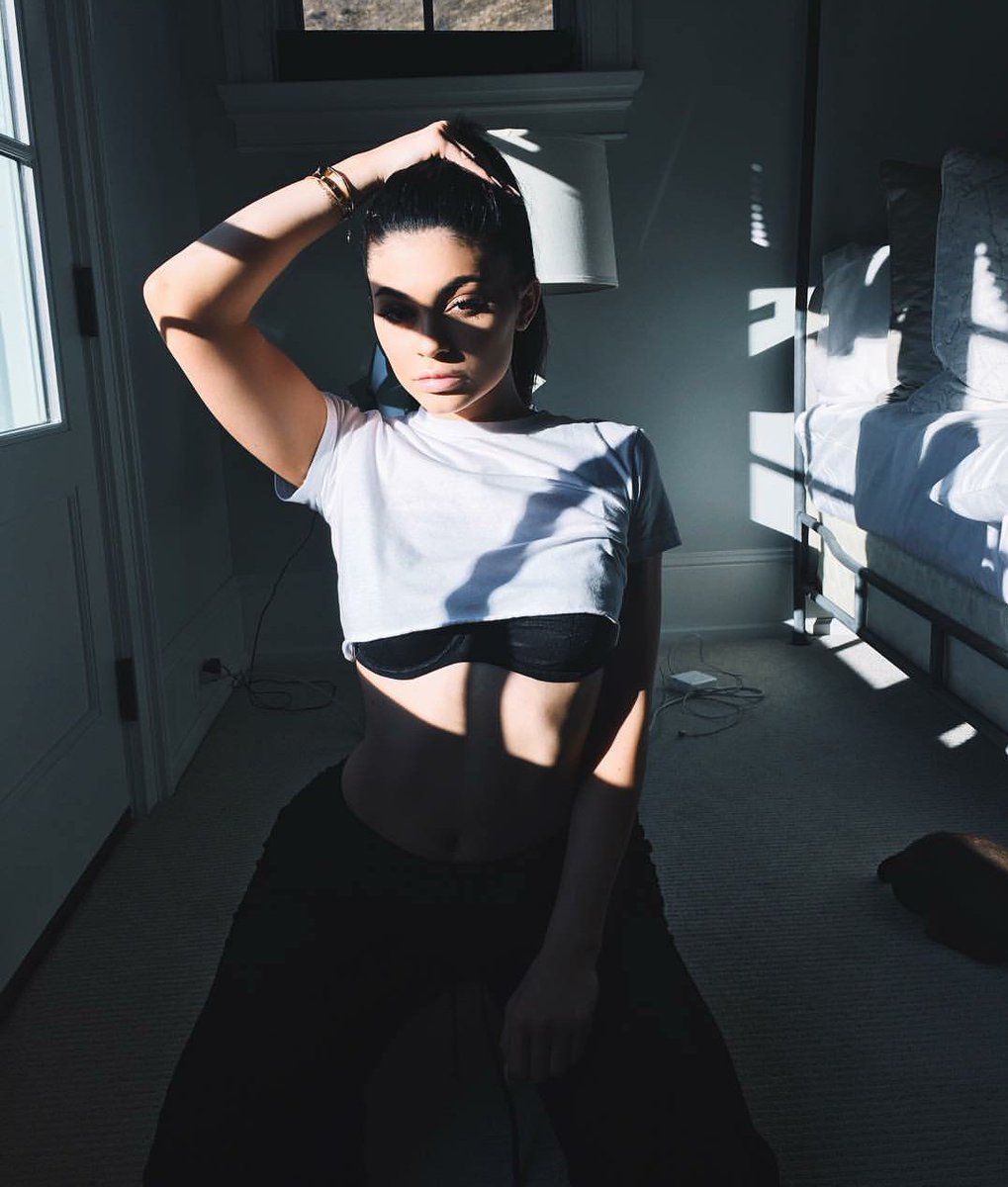 freyawhsgdr's tweet photo. — cocaine, dollar bills and my happy little pill; take me away; dry my eyes; bring colour to my skies. https://t.co/WIT5bN3w30