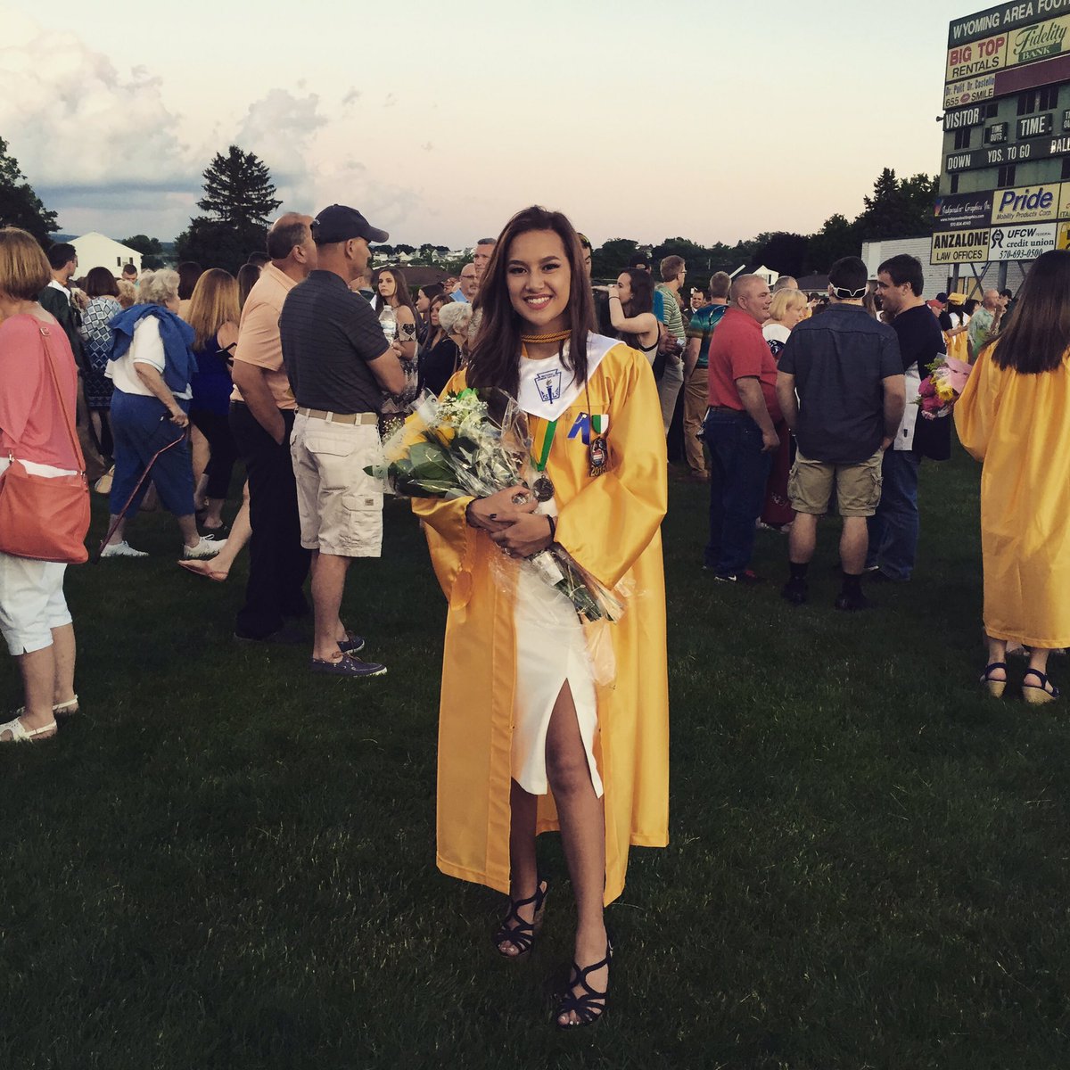 vmattioli1's tweet photo. #DispatchGrads 💚💛 https://t.co/znlPCZQCtQ