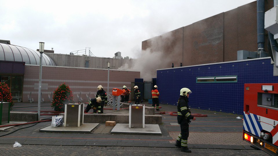 #update #Brand verwoest groentewinkel in winkelcentrum Grote Beer <a href="/HoornNH/">Hoorn</a>.

onswestfriesland.nl/2016/nieuws_ho…