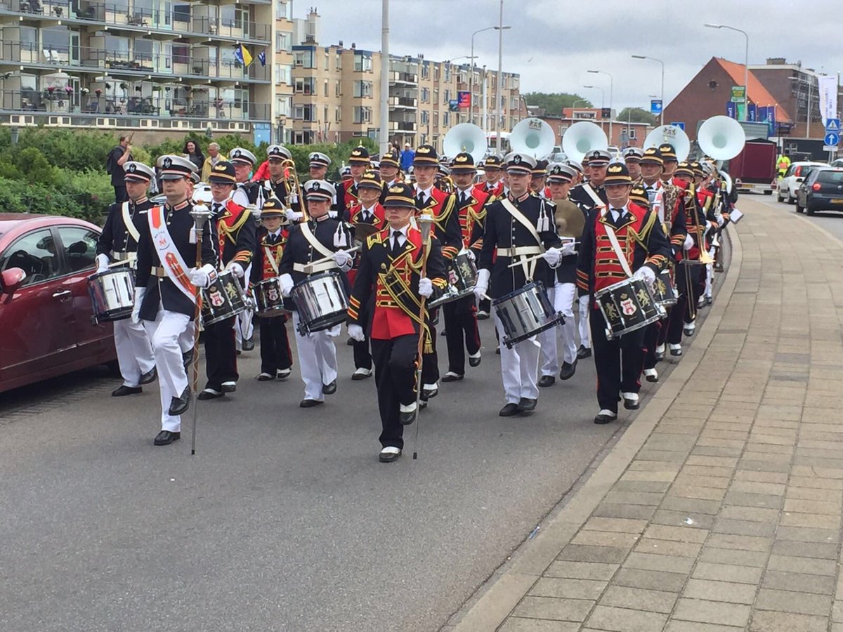 Massed band samen met @MetroScheveningen na een  succesvolle taptoe #vlaggetjesdag #korpsmuziek