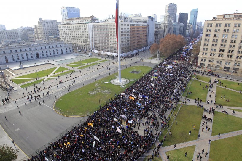Confech's tweet photo. 6) Estas son nuestras razones. Millones en Chile queremos q la #Educación sea un #DERECHO y no un #PRIVILEGIO ¿Y tú? https://t.co/CuSmi0R101