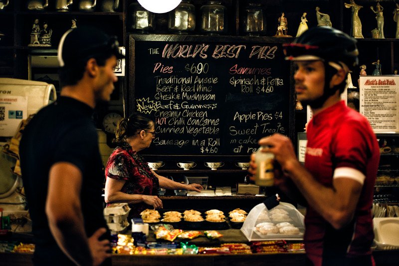 Omdat de regen ons niet gaat stoppen. Even opladen en weer door! #cycling