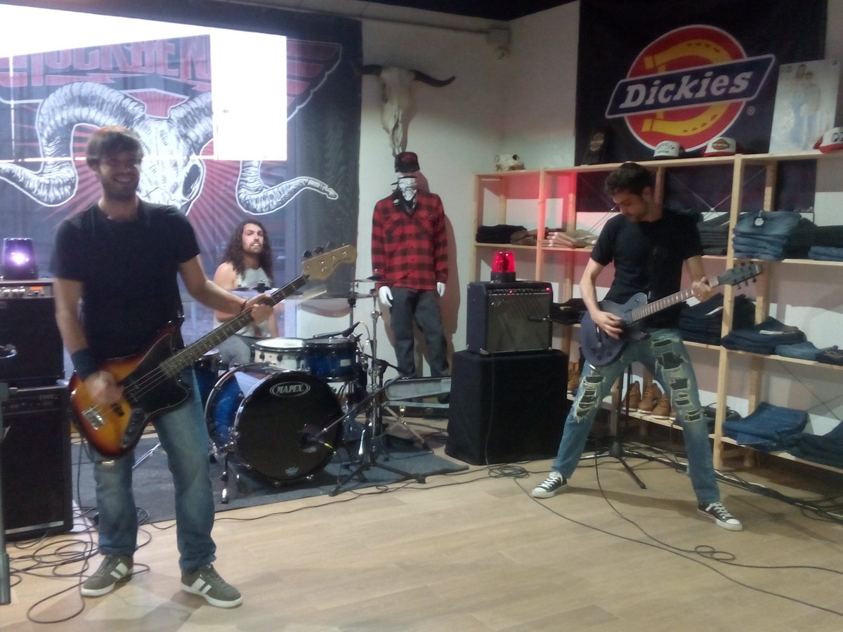 RockBfans's tweet photo. Buen concierto el de esta noche!!! EL ROCK AND ROLL NO HA MUERTO 💪💪 https://t.co/gHbqODLo6K