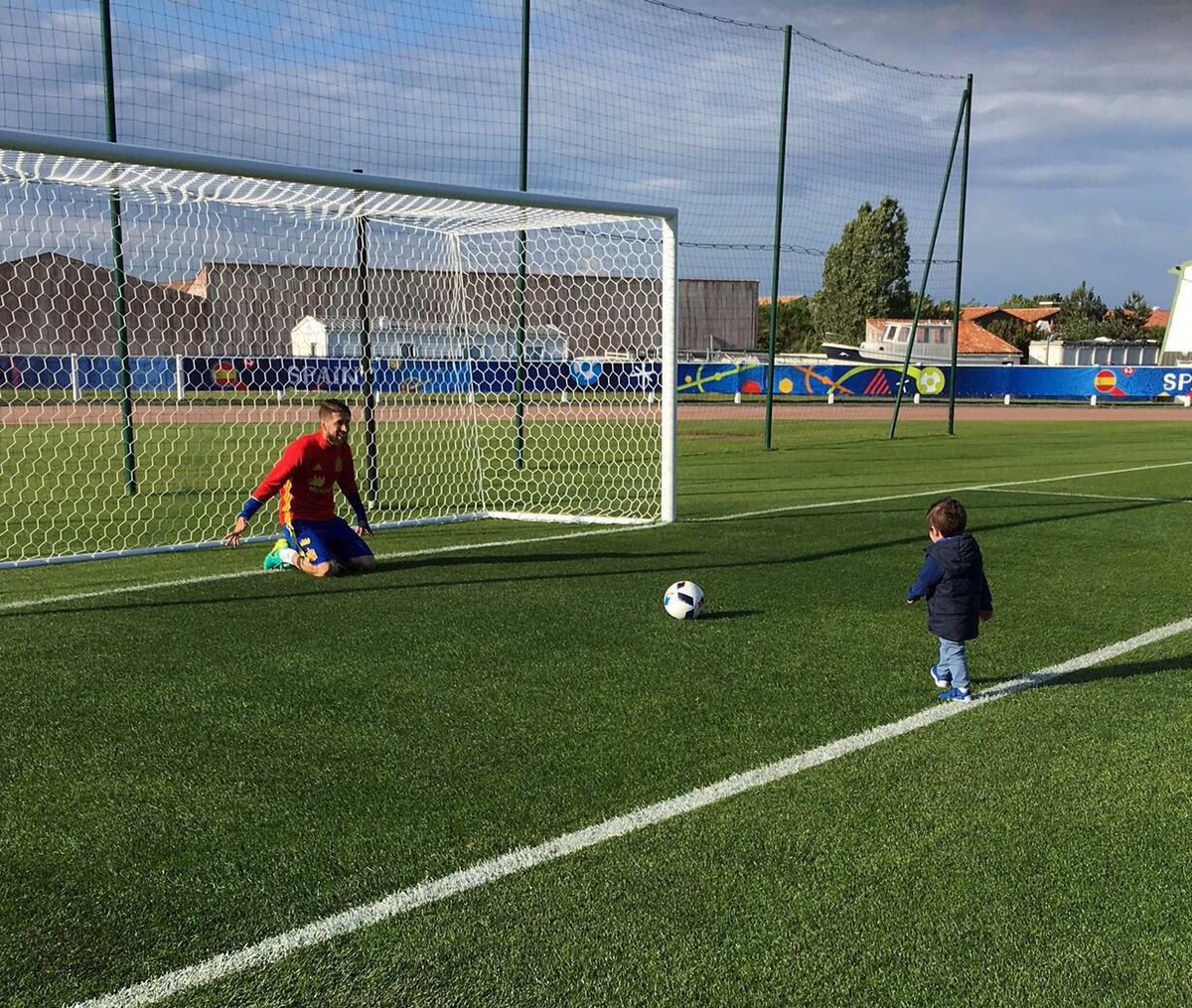SergioRamos's tweet photo. ¡¡La vida y pequeñas cosas...!! Life and it's the little things...! 🌟⚽👨‍👩‍👧👫🌟⚽ ¡Os quiero! Love you!❤️❤️ https://t.co/fs8UBQFG76