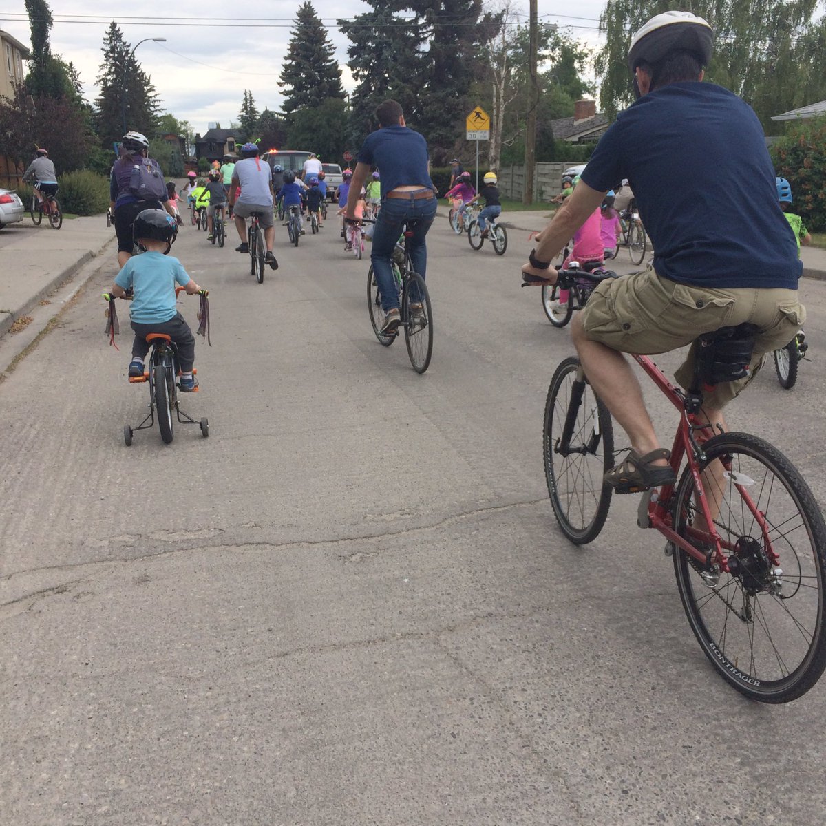 fedyyc's tweet photo. Bike parade and BBQ @ElboyaHeights, this is so much fun! #yycneighbourday https://t.co/YK8Y9aUonN