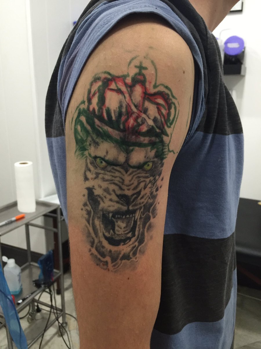 wuaho's tweet photo. Más trabajos, finalizamos semana con un freehand coronando al rey!! #tattoo #sevilla #tinta #luismontoto #freehand https://t.co/Z0JJ7L2tTc