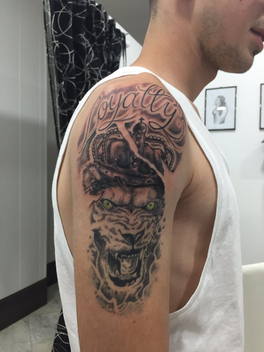 wuaho's tweet photo. Más trabajos, finalizamos semana con un freehand coronando al rey!! #tattoo #sevilla #tinta #luismontoto #freehand https://t.co/Z0JJ7L2tTc