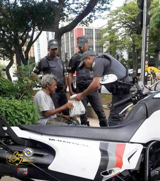 PMESP's tweet photo. Policiais levando o alimento àqueles que não o tem. Veja mais: https://t.co/cs3M22526G https://t.co/yQkEphBETX