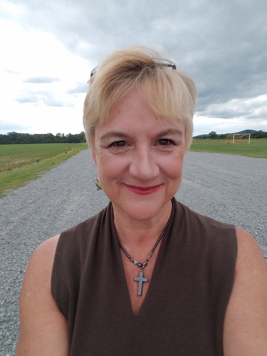 Glenbrookemama's tweet photo. Heading to Lt Dan concert--with hugs for my noble military & veteran friends! TY #LtDanBand #MarcusFoundation #IAVA https://t.co/6OQbDi6ONC