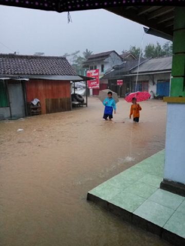 Banjir di Desa Bumiagung Dk Sibango sampai Desa Rowokele Banjir dan Arus Lain Jalan Bumiangung Rwk semntara ditutup