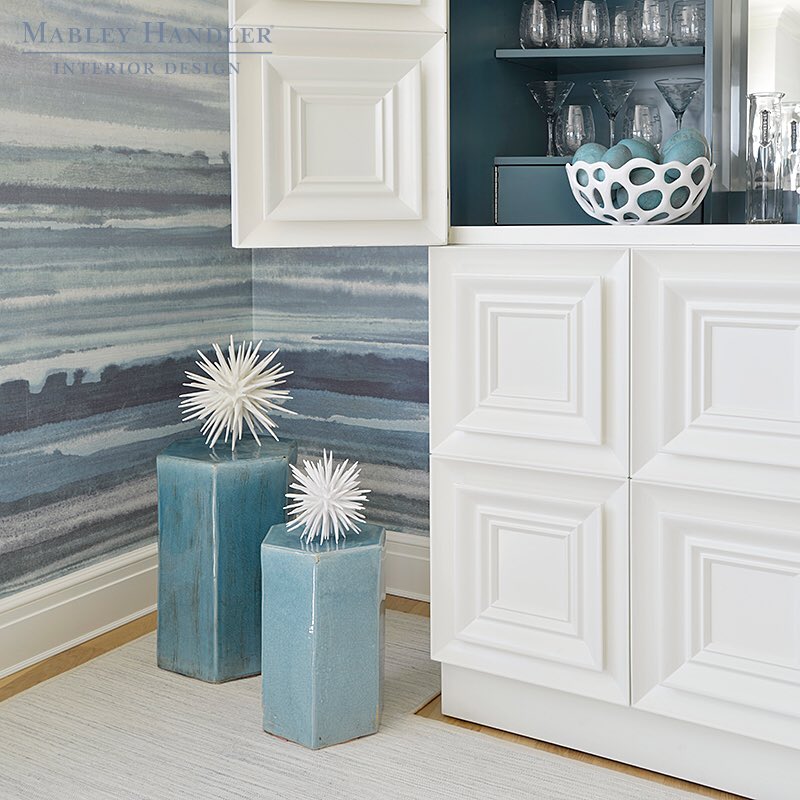 MableyHandler's tweet photo. Design vignette of our #HHHamptons room, thanks to @PhillipJeffries @MecoxGardens @HolidayHouseNY #MableyHandler https://t.co/AEGds1mlus