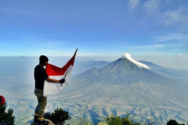 Kibarkan Merah Putih Dimanapun Kalian Berada.Merah Putih Janganlah Kalian Lipat.Kibarkan Semangat #AkuDanMerahPutih