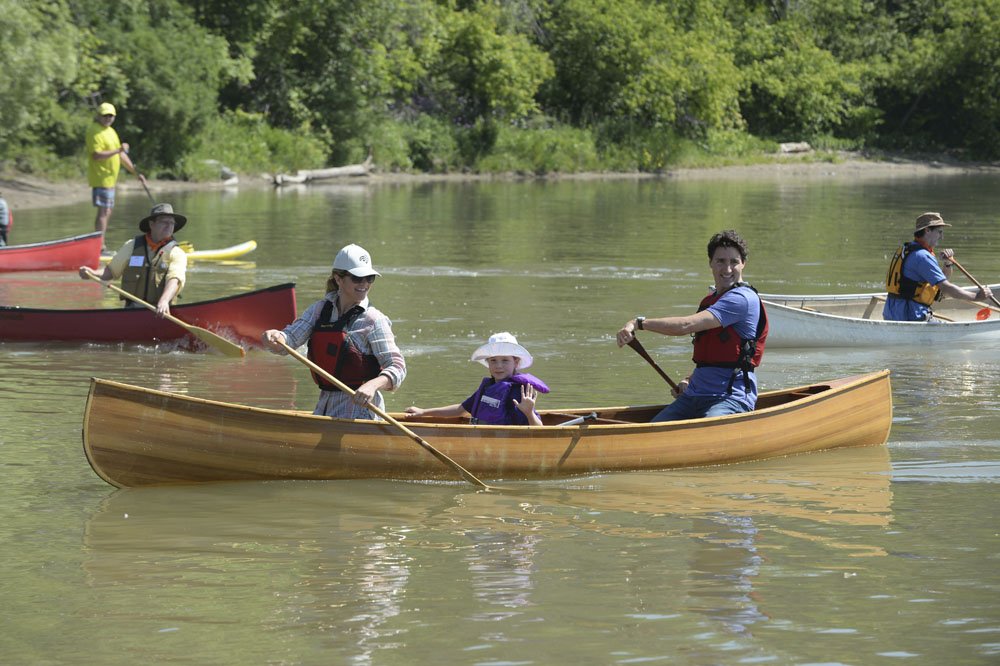 InsideTOnews's tweet photo. Who's that canoing through #Scarborough ? Could it be #PrimeMinister #JustinTrudeau ?

https://t.co/uMdaK9UTF6 https://t.co/ez9BgAqlEY