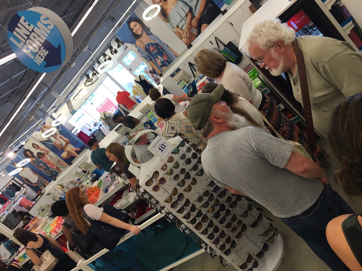 TheRealJ_HilL's tweet image. I&apos;m just gonna run into @OldNavy real quick. 2 items 50 people in line. #isthisatest #whatareyouwaitingforhuh