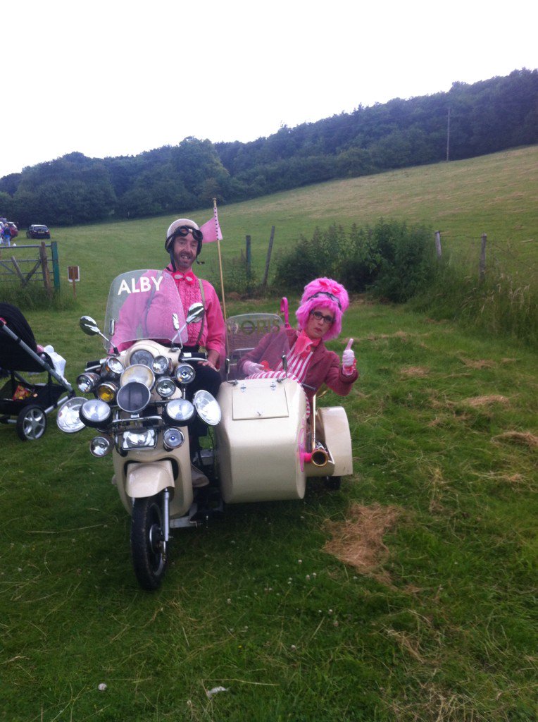 ChiefHonk's tweet photo. @ApplauseTouring just been to #Newnham village fete and had lots of fun! Doris got given some posh rubber gloves! https://t.co/HWRendOw4q