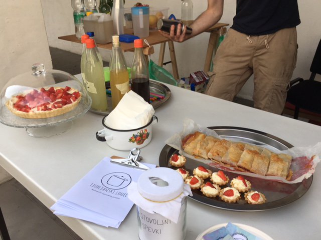 MAO_Slovenia's tweet photo. Ste že jedli mačjo pito?! Prišli so tudi  @lj_lonec s svojimi umetninami! #PMN016 #pies #drinks https://t.co/Qf0H2d2fga