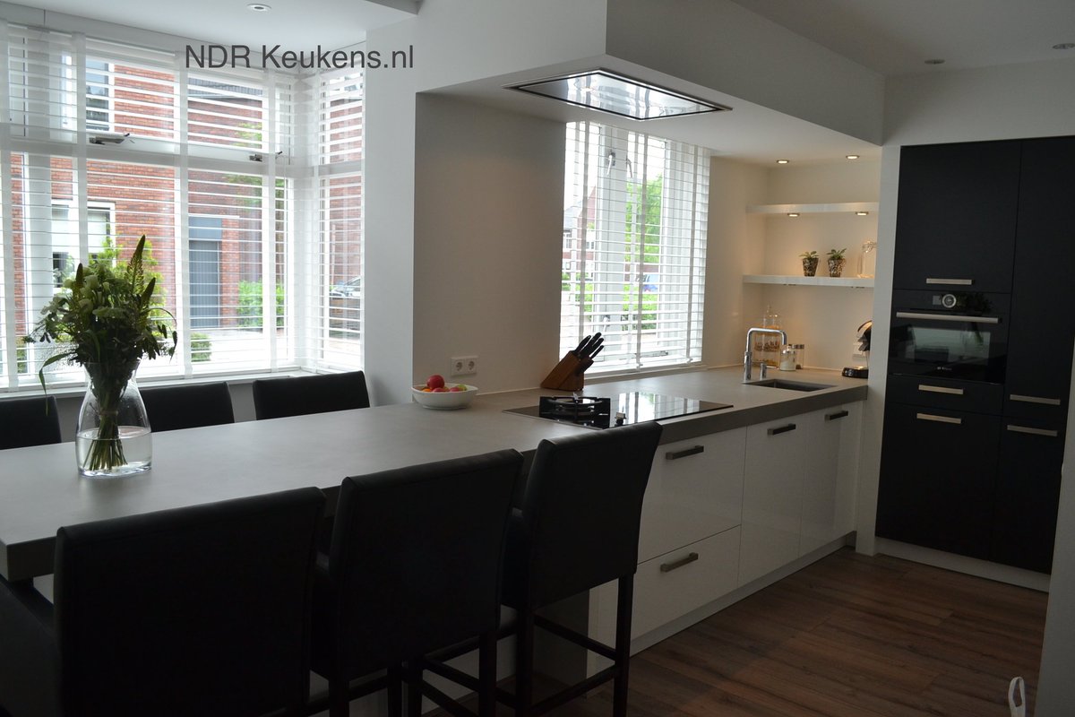 4830mm lang is #beton #werkblad van #keuken. Het is een plaatje geworden!
#trots <a href="/KS_keukens/">keukenspecialist.nl</a> #bosch #wave