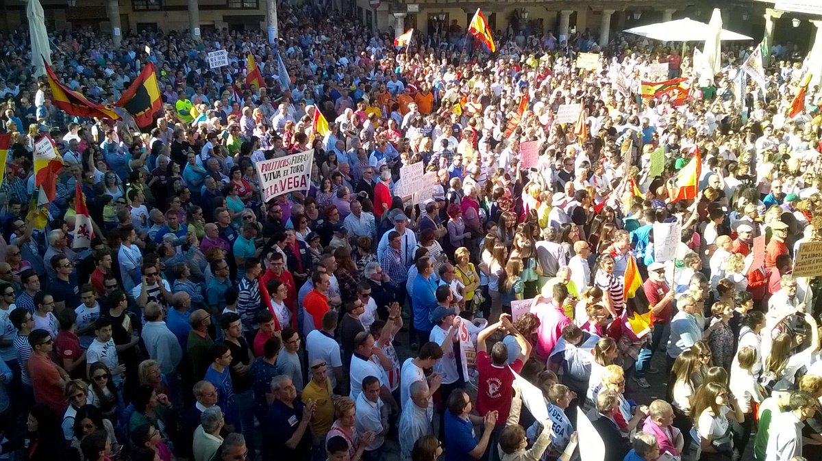 MuelasCarlos's tweet photo. Tordesillas vive el mitin más multitudinario de la campaña electoral #SiAlToroDeLaVega https://t.co/qi4BRm9Gjb