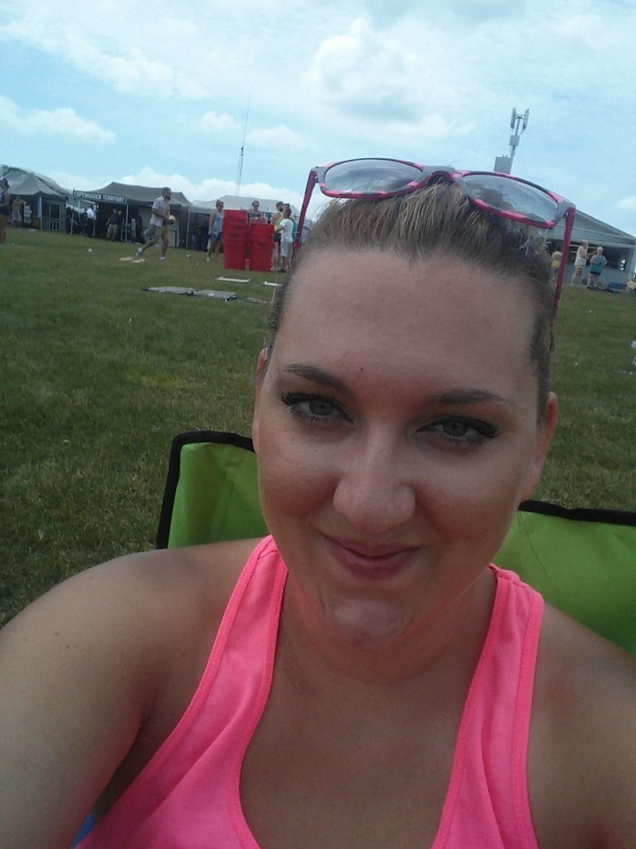 Megsoliver3's tweet photo. Day 3!! Ready for another fantastic day! #CountryFest2016 #30years #FestMemories https://t.co/3dICih7Fr8
