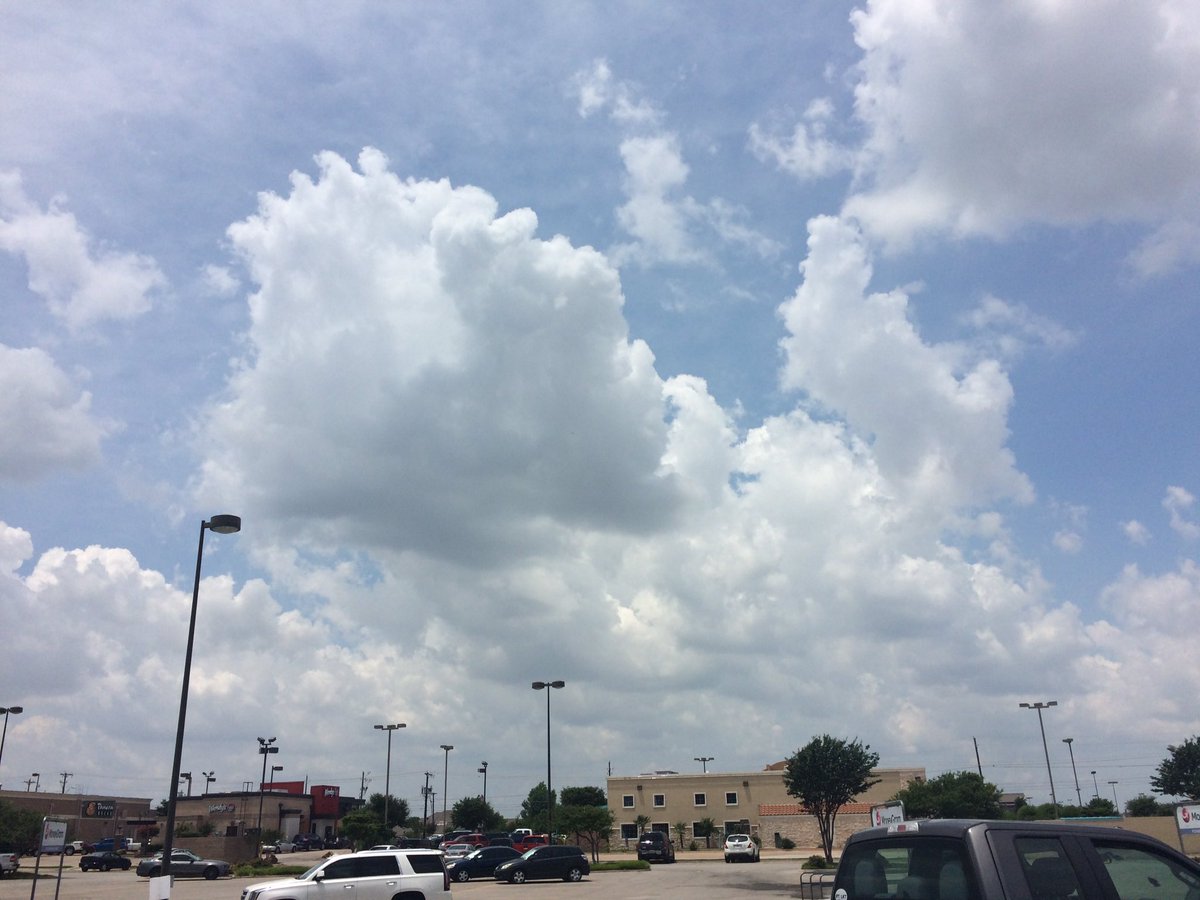 BrianJamesWx's tweet photo. Somewhere between cumulus mediocris and cumulus congestus. #CloudClassification #dfwwx https://t.co/zFy23DkPxn