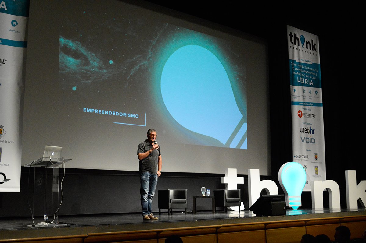 thinkconfpt's tweet photo. Tim Vieira encerrou as palestras do 1º dia da #Thinkconference #thinkconf, com lições sobre empreendedorismo 👍 https://t.co/5K8NUtEiLe