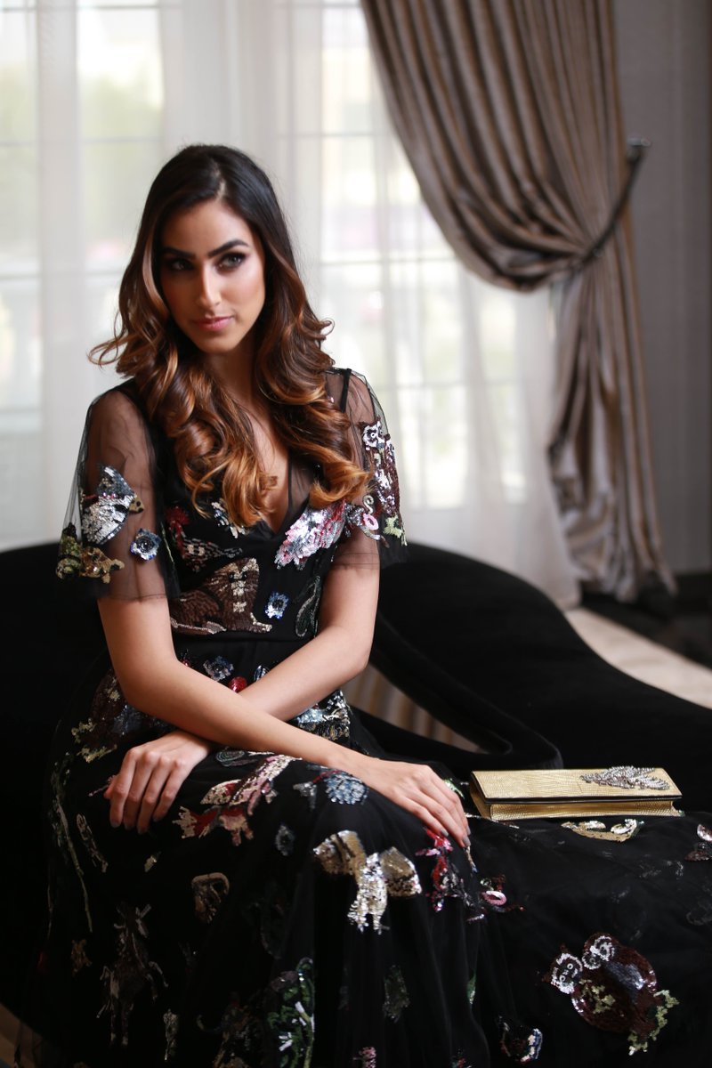 SWONEFashion's tweet photo. #Confidence is abundant when wearing a #Valentino and holding a #Gucci clutch. #SWONE #HauteCoutureDubai https://t.co/5omADqWjnb